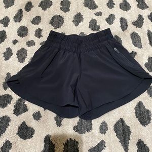 LULULEMON TRACKER SHORT 4” - SIZE 4 🍋